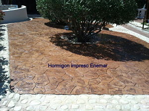 Hormigón impreso en Badajoz,patio con moldes de piedra irregular color corcho y nogal