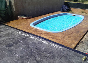 Hormigón impreso en Badajoz,piscina con moldes imitación madera y patio con piedra inglesa