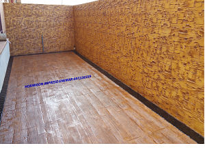 Hormigón impreso vertical Badajoz en paredes y suelo de imitación la madera.